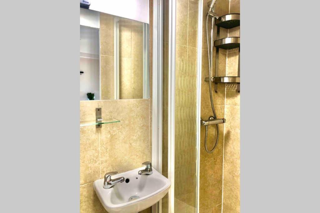 Modern Studio Apartment Near Town Centre Poole Ngoại thất bức ảnh